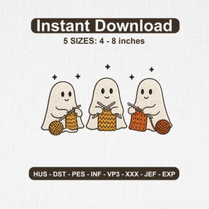 Pode incluir: Um design de bordado com três fantasmas brancos tricotando com fio laranja e amarelo. O texto diz Instant Download, 5 SIZES: 10 - 20 cm, e HUS - DST - PES - INF - VP3 - XXX - JEF - EXP. Os fantasmas têm olhos pretos e pequenos sorrisos.