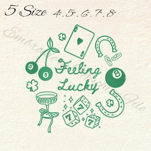 Pode incluir: Design de bordado verde com o texto "Feeling Lucky" rodeado por s&iacute;mbolos da sorte, como uma ferradura, dados, carta de jogar, cerejas e uma bola 8. O design tamb&eacute;m inclui o texto "5 Size 4.5", 5", 6", 7", 8".