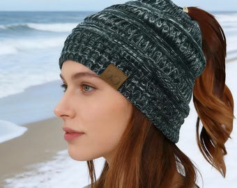 Gorro feminino com coque desarrumado, gorro de tricô com abertura para rabo de cavalo, gorro folgado e quente de inverno para cabelos longos.