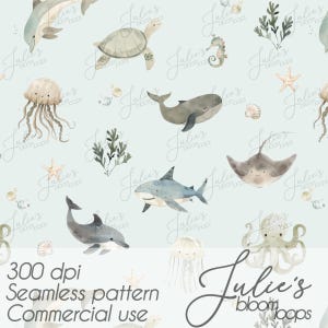 Puede incluir: Un patrón sin costuras con ilustraciones en acuarela de animales marinos, incluyendo delfines, tortugas, tiburones y medusas, sobre un fondo azul claro. El diseño incluye caballitos de mar, rayas y estrellas de mar, creando un tema acuático.