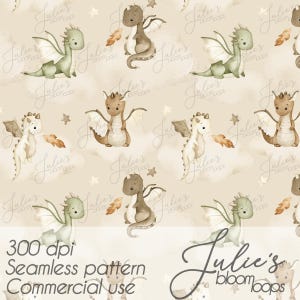 Peut inclure: Un motif sans couture avec des illustrations à l'aquarelle de dragons verts, bruns et blancs, avec des ailes et des détails. Le fond est beige clair avec des nuages et des étoiles. Le texte indique "300 dpi Motif sans couture Usage commercial".