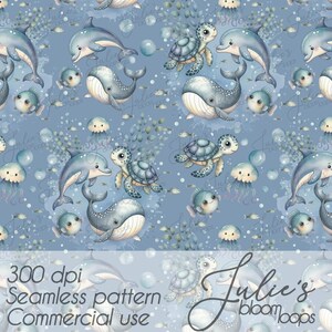 Peut inclure: Motif sans couture avec des dauphins, des baleines, des tortues et des poissons bleus et blancs. Le motif comprend des bulles et des algues, avec le texte "300 dpi Motif sans couture Usage commercial" et le logo Julie's bloomboops.