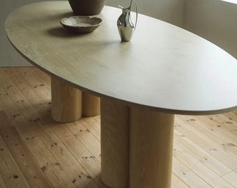 Mesa de comedor ovalada con pedestal festoneado, moderna, minimalista y hecha a mano en madera maciza.