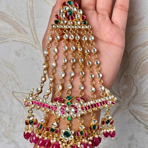 Jhoomar Kundan Passa con cuentas rosas y verdes, tocado nupcial pakistaní con perlas, tikka lateral para boda india en tono dorado.