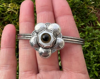 Bloemenmanchet met glazen oog