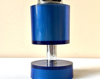 Mechero de mesa japonés SAROME vintage modernista, brutalista, de estilo espacial, en plástico azul.