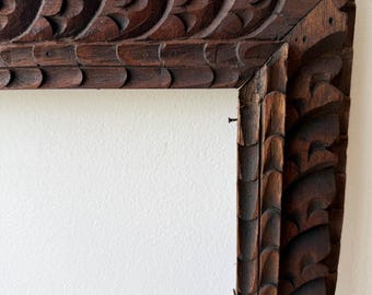 Marco grande antiguo de madera de cedro tallado a mano (66,5 cm x 56 cm)