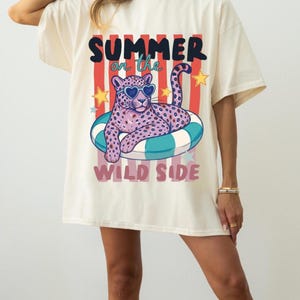 Sommer Wild Side Shirt, süßes Leopard Pool Float T-Shirt, Retro Strand Urlaub Shirt, Sommer Grafik T-Shirt mit tropischem Tierdruck