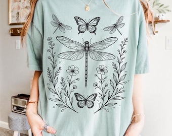 Camiseta con estampado floral de mariposas y libélulas, camiseta estilo cottagecore con temática natural, camiseta con estampado botánico de flores silvestres, regalo para amantes de los insectos, camiseta vintage bohemia.
