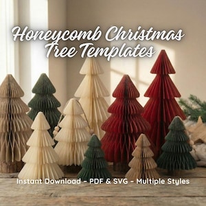 Può includere: Una collezione di modelli di alberi di Natale a nido d'ape in vari formati e colori, tra cui marrone, verde, crema e rosso. Gli alberi sono disposti su una superficie di legno. Il testo recita "Honeycomb Christmas Tree Templates".