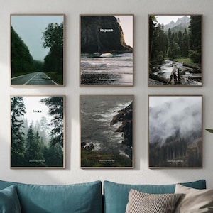 Könnte beinhalten: Sechs gerahmte Kunstdrucke mit Landschaftsmotiven. Die Bilder zeigen verschiedene Naturszenen, darunter eine Straße durch einen Wald, Meereswellen, einen Fluss in einem Wald und neblige Bergansichten. Jeder Druck hat einen Holzrahmen.