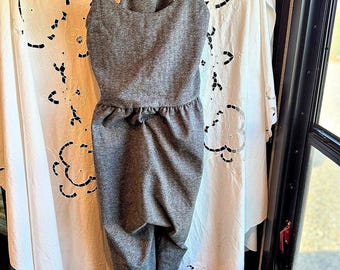 IMBODHI XXL Grauer Jumpsuit aus recyceltem Fischgrätmuster mit gekreuzten Trägern, hergestellt in den USA, umweltfreundlich