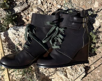 See By Chloe Black Wedge “Irlanda” Lace-Up Victorian Ankle Boots Green Laces 38