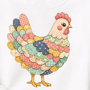 Könnte beinhalten: Weißes Sweatshirt mit einem bunten Patchwork-Hühnerdesign. Das Huhn hat einen roten Kamm, einen gelben Schnabel und einen Körper aus verschiedenen gemusterten Stoffen in Rosa-, Blau-, Gelb- und Grüntönen. Der Text unten lautet: "DIGITALER DOWNLOAD • ES WERDEN KEINE PHYSISCHEN ARTIKEL VERSENDET".
