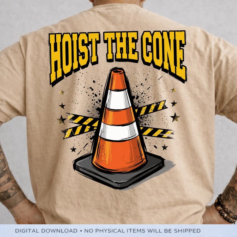 Puede incluir: Camiseta color beige con un gr&aacute;fico de un cono de tr&aacute;fico naranja y blanco sobre una base negra, con las palabras "HOIST THE CONE" en amarillo y negro. El dise&ntilde;o incluye estrellas negras y cinta de precauci&oacute;n amarilla y negra.