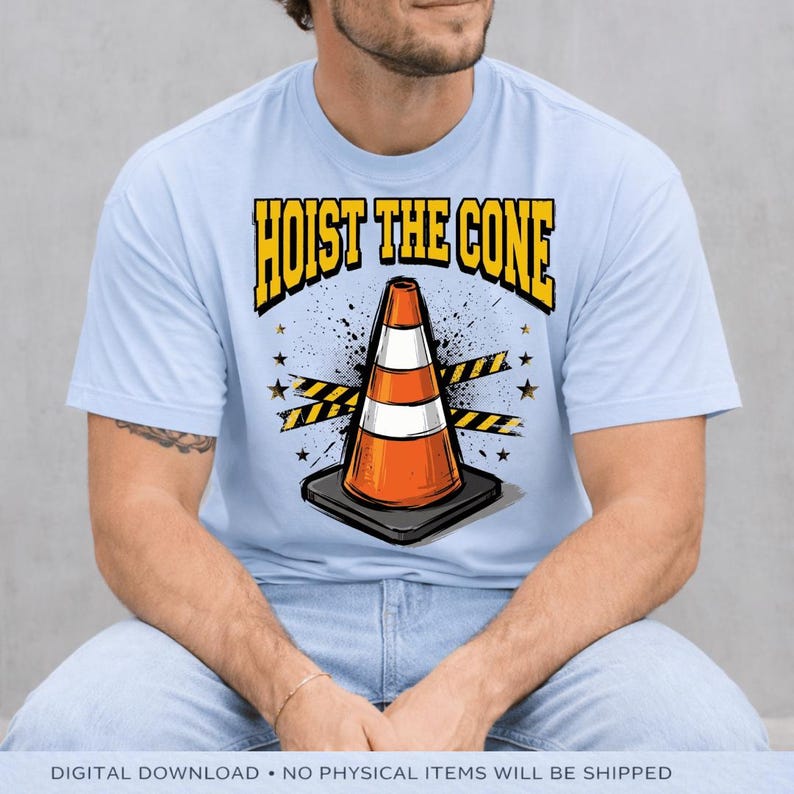 Puede incluir: Camiseta azul claro con el texto "HOIST THE CONE" en amarillo y negro. El gr&aacute;fico presenta un cono de tr&aacute;fico naranja y blanco sobre una base negra, con estrellas y cintas de precauci&oacute;n. Descarga digital.