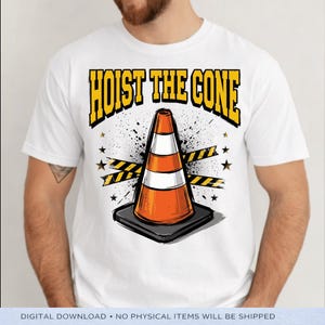 Puede incluir: Camiseta blanca con un gr&aacute;fico de un cono de tr&aacute;fico naranja y blanco y el texto "HOIST THE CONE" en amarillo. El dise&ntilde;o incluye estrellas negras y cinta de precauci&oacute;n. Es una descarga digital.