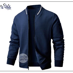 Puede incluir: Chaqueta bomber acolchada azul marino con cierre de cremallera completo. La chaqueta tiene un cuello acanalado con una raya blanca, puños a juego y un pequeño bolsillo en la manga izquierda. El logotipo "Jack & Hide" es visible.