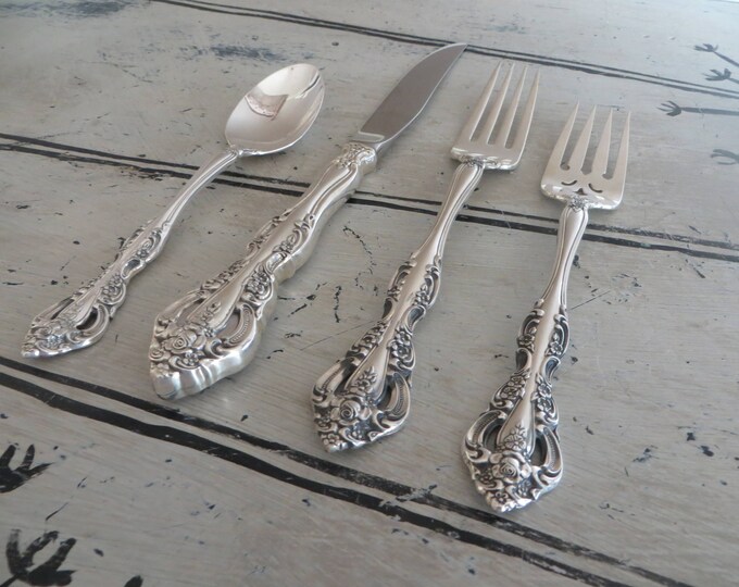 Oneida Heirloom Michelangelo Stainless Spoon Set of 6 Spoons 3 Soup Spoons 2 Teaspoons 1 Pierced