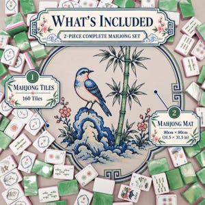 Puede incluir: Un juego de mahjong de 2 piezas que incluye 160 fichas blancas y verdes y un tapete de juego de 80 cm por 80 cm. El tapete muestra una ilustraci&oacute;n central de un p&aacute;jaro azul posado sobre una roca junto a tallos de bamb&uacute; y flores.