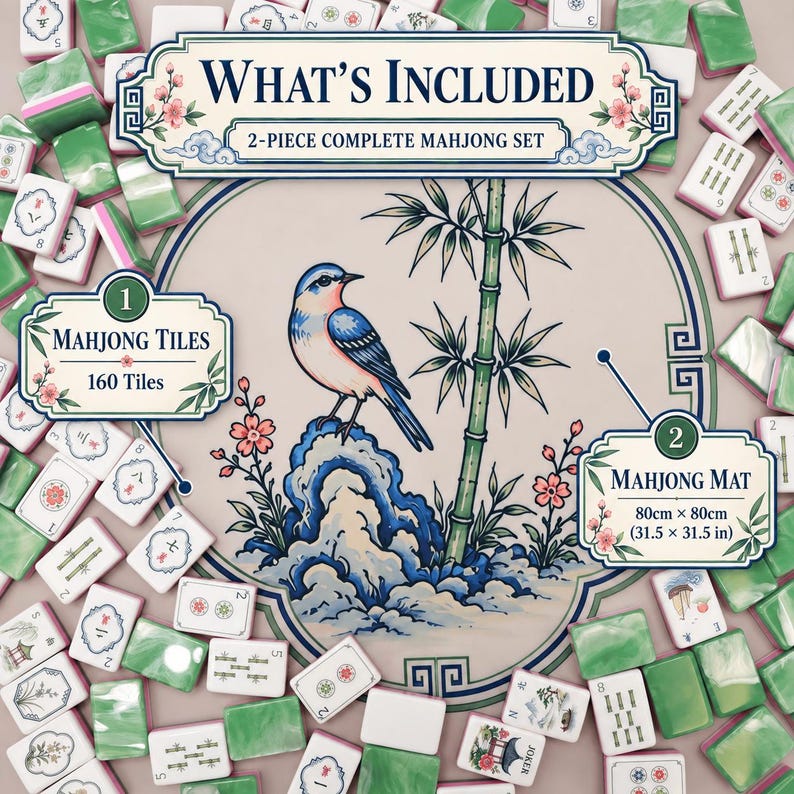 Puede incluir: Un juego de mahjong de 2 piezas que incluye 160 fichas blancas y verdes y un tapete de juego de 80 cm por 80 cm. El tapete muestra una ilustraci&oacute;n central de un p&aacute;jaro azul posado sobre una roca junto a tallos de bamb&uacute; y flores.