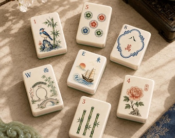 Puede incluir: Siete fichas de mahjong rectangulares con superficie color crema, decoradas con ilustraciones coloridas de un pájaro, bambú, flores, un barco y caracteres chinos. Las fichas muestran los números 1, 3, 4, 5, 8 y las letras W y E.