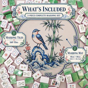 Pode incluir: Um conjunto de mahjong de 2 pe&ccedil;as com 160 pe&ccedil;as brancas e verdes e um tapete de 80 cm por 80 cm. O tapete exibe um p&aacute;ssaro azul pousado numa rocha ao lado de bambus. O texto inclui "What's Included", "Mahjong Tiles" e "Mahjong Mat".