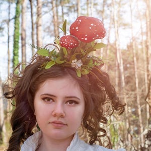 Forest Toadstool Headpiece – Handmade Mushroom Crown with Moss and Ferns for Fairy Costumes, Elf Cosplay, Ren Faire, and Woodland Photoshoot