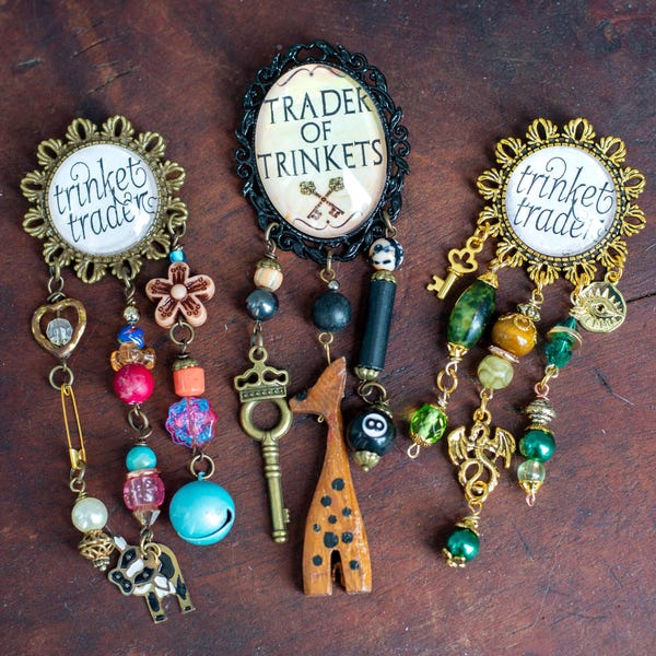 Insigne perlé de marchand de bibelots : accessoire unique en son genre pour la foire de la Renaissance
