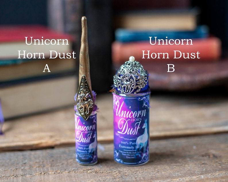 Puede incluir: Dos frascos peque&ntilde;os de polvo de cuerno de unicornio, uno con un adorno de unicornio plateado y el otro con un adorno de cuerno de unicornio plateado. Ambos frascos tienen una etiqueta morada y azul con el texto "Polvo de cuerno de unicornio" y "100% Puro Extremadamente Raro".