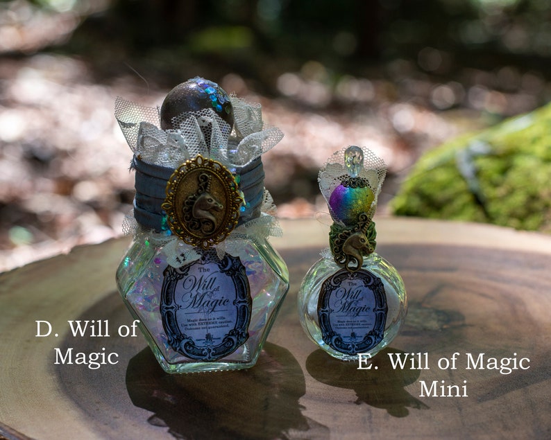 Puede incluir: Dos botellas de vidrio con l&iacute;quido iridiscente y tapones decorativos. La botella m&aacute;s grande est&aacute; etiquetada como "The Will of Magic" y la botella m&aacute;s peque&ntilde;a est&aacute; etiquetada como "The Will of Magic Mini".