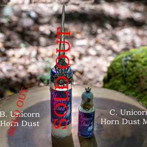 Puede incluir: Dos botellas de vidrio con etiquetas que dicen "Unicorn Dust" y un dise&ntilde;o morado y azul. La botella m&aacute;s grande est&aacute; etiquetada como "Unicorn Dust" y la botella m&aacute;s peque&ntilde;a est&aacute; etiquetada como "Unicorn Dust Mini". Ambas botellas est&aacute;n agotadas.