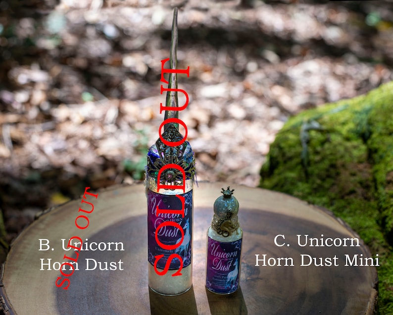 Puede incluir: Dos botellas de vidrio con etiquetas que dicen "Unicorn Dust" y un dise&ntilde;o morado y azul. La botella m&aacute;s grande est&aacute; etiquetada como "Unicorn Dust" y la botella m&aacute;s peque&ntilde;a est&aacute; etiquetada como "Unicorn Dust Mini". Ambas botellas est&aacute;n agotadas.
