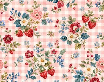 Puede incluir: Un patrón de tela con un diseño repetitivo de fresas rojas, flores blancas y rojas, y pequeñas flores azules sobre un fondo de cuadros vichy en rosa claro y blanco. Los elementos botánicos incluyen hojas y tallos de color verde.