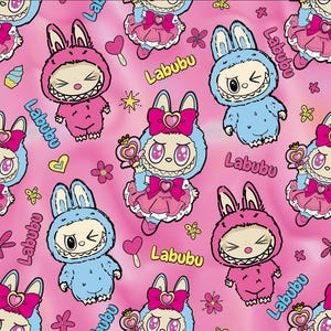 Puede incluir: Patrón repetitivo sobre fondo rosa con personajes de dibujos animados con disfraces de conejito. Los personajes son rosas y azules, con la palabra "Labubu" en amarillo. El diseño incluye corazones, flores y estrellas.