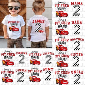 Könnte beinhalten: Weiße T-Shirts mit einem roten Rennwagen-Motiv und dem Text "BIRTHDAY BOY" oder "JAMES". Zusätzliche Designs sind "MAMA", "DADA", "BROTHER", "SISTER", "GRANDMA", "GRANDPA", "COUSIN", "AUNT" und "UNCLE".