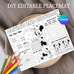 Puede incluir: Un mantel individual de papel blanco con dibujos de líneas negras para colorear, que incluye un juego de tres en raya, una sopa de letras, un laberinto e ilustraciones de Minnie Mouse con un pastel. El texto dice DIY EDITABLE PLACEMAT, OLIVIA'S 2ND BIRTHDAY.