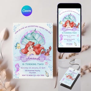 Puede incluir: Una invitación de cumpleaños y un teléfono que muestra el mismo diseño, con una sirena, un cangrejo y un pez. La invitación dice "Únete a nosotros para una aventura bajo el mar" y "¡Amanda cumple dos años!"
