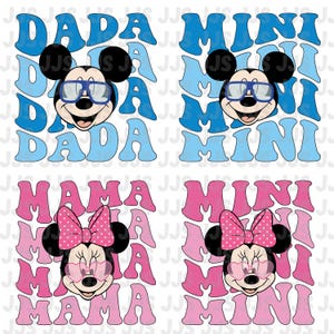 Puede incluir: Cuatro diseños con personajes de dibujos animados. Dos diseños tienen a Mickey Mouse con texto azul que dice "DADA MINI". Los otros dos diseños tienen a Minnie Mouse con texto rosa que dice "MAMA MINI".