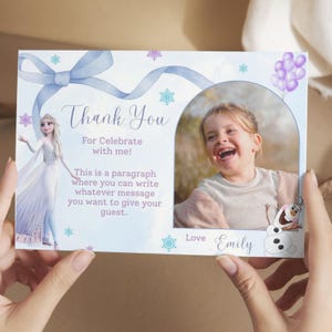 Puede incluir: Tarjeta de agradecimiento personalizada con foto de un niño sonriente. La tarjeta tiene un lazo azul claro y copos de nieve, con el texto "Thank You" y "For Celebrate with me!". También incluye a Elsa y Olaf en dibujos animados.