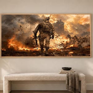 Puede incluir: Un cuadro rectangular de pared que muestra a un soldado con uniforme de camuflaje caminando hacia adelante a través de un campo de batalla lleno de fuego y humo. La escena presenta tonos cálidos de naranja, amarillo y gris oscuro.