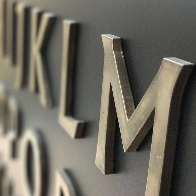 Letrero metálico personalizado con logotipo, letras 3D de acero inoxidable, letrero comercial cortado con láser, letrero de pared para recepción de oficina, señalización de metal cepillado. imagen 5
