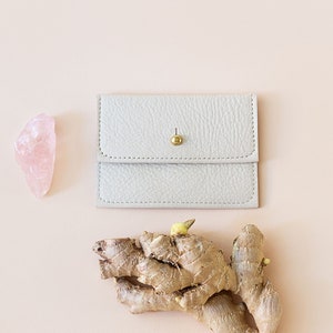 Cartera SAM de piel color oro rosa para mujer. Cartera pequeña de piel para mujer. Cartera de piel hecha a mano. Cartera de charol. Cartera con estampado de cocodrilo. imagen 8