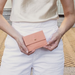 Cartera SAM de piel color oro rosa para mujer. Cartera pequeña de piel para mujer. Cartera de piel hecha a mano. Cartera de charol. Cartera con estampado de cocodrilo. imagen 1