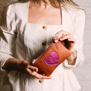 Cartera Lucy Be Still My Heart. Cartera de piel con diseño de whisky. Cartera de piel metalizada. Cartera de piel con forma de corazón