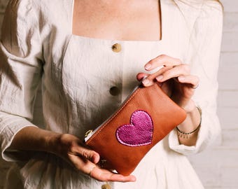 Cartera Lucy Be Still My Heart. Cartera de piel con diseño de whisky. Cartera de piel metalizada. Cartera de piel con forma de corazón