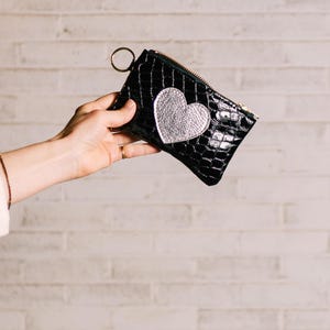 Cartera Lucy Be Still My Heart. Cartera de piel negra. Cartera con llavero de piel metalizada. Cartera de piel con forma de corazón imagen 1