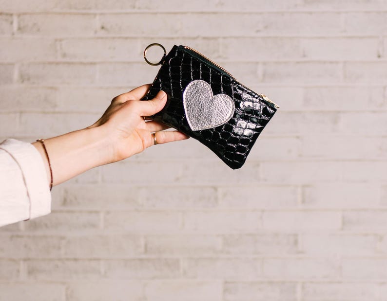 Cartera Lucy Be Still My Heart. Cartera de piel negra. Cartera con llavero de piel metalizada. Cartera de piel con forma de corazón imagen 1