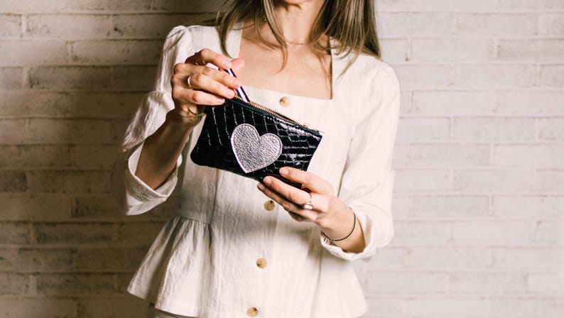 Cartera Lucy Be Still My Heart. Cartera de piel negra. Cartera con llavero de piel metalizada. Cartera de piel con forma de corazón imagen 2