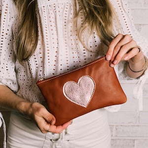 Estuche Be Still My Heart Mae Estuche de piel con efecto whisky Cartera de piel metalizada Cartera de piel con forma de corazón